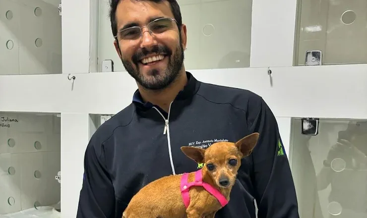 Veterinária da Valter Veterinários com um cão